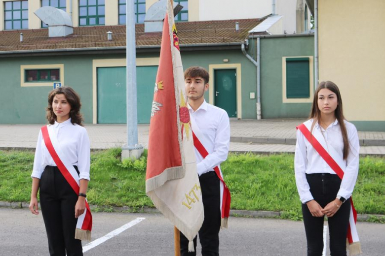 Uczniowie Powiatowego Zespołu Szkół nr 1 w Środzie Śląskiej rozpoczęli rok szkolny