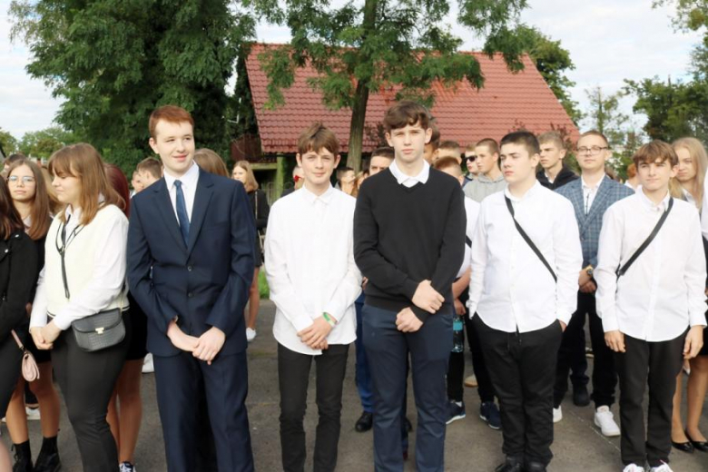 Uczniowie Powiatowego Zespołu Szkół nr 1 w Środzie Śląskiej rozpoczęli rok szkolny