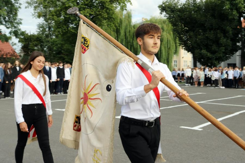 Uczniowie Powiatowego Zespołu Szkół nr 1 w Środzie Śląskiej rozpoczęli rok szkolny