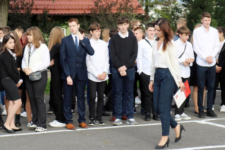 Uczniowie Powiatowego Zespołu Szkół nr 1 w Środzie Śląskiej rozpoczęli rok szkolny