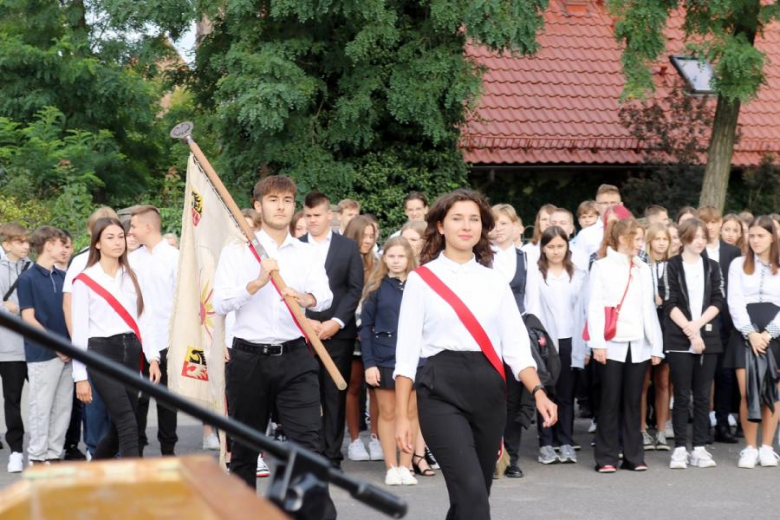 Uczniowie Powiatowego Zespołu Szkół nr 1 w Środzie Śląskiej rozpoczęli rok szkolny