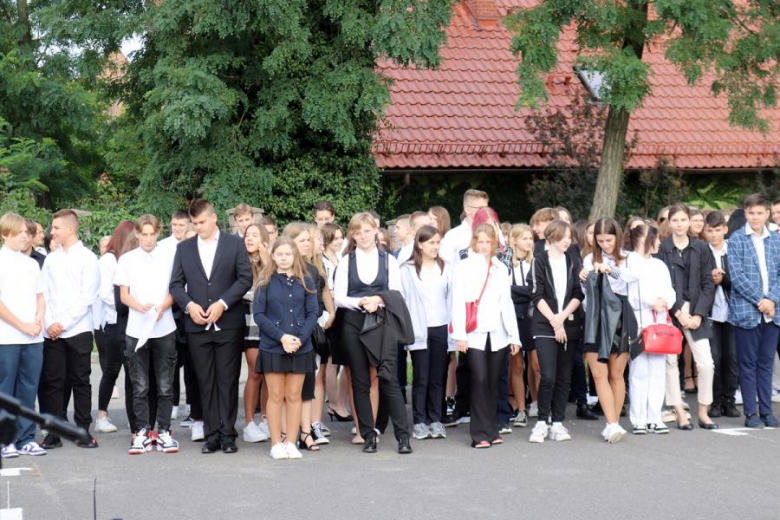 Uczniowie Powiatowego Zespołu Szkół nr 1 w Środzie Śląskiej rozpoczęli rok szkolny
