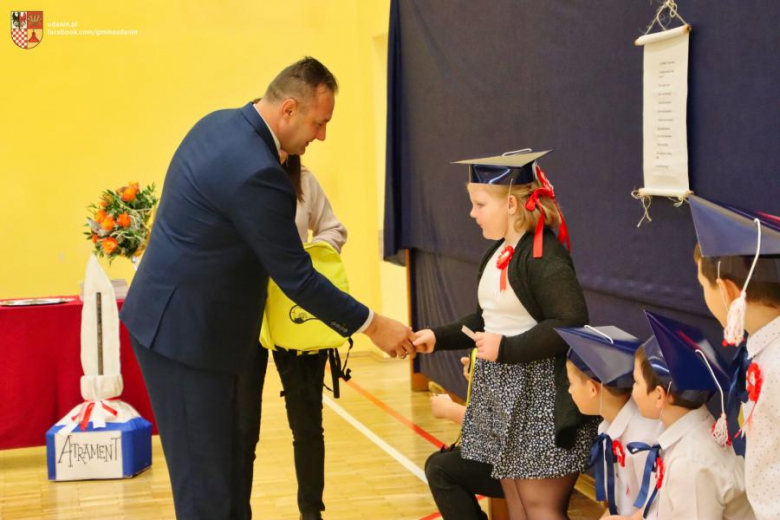 Pasowanie na ucznia w Szkole Podstawowej im. Jana Pawła II w Ujeździe Górnym
