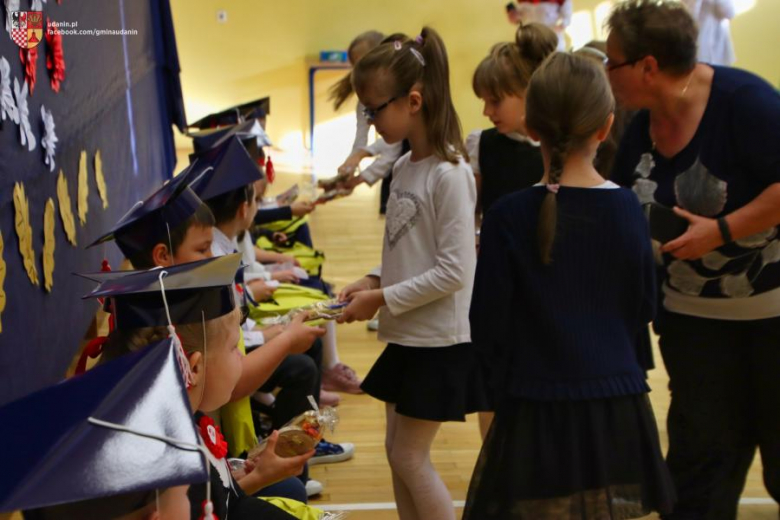 Pasowanie na ucznia w Szkole Podstawowej im. Jana Pawła II w Ujeździe Górnym