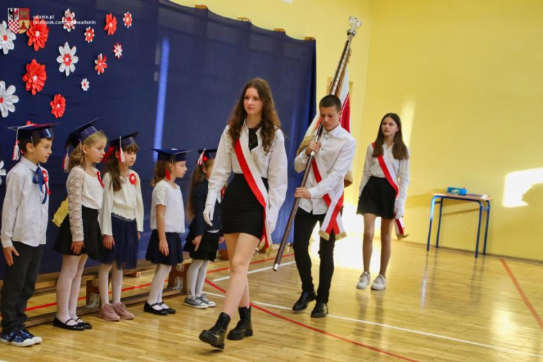 Pasowanie na ucznia w Szkole Podstawowej im. Jana Pawła II w Ujeździe Górnym