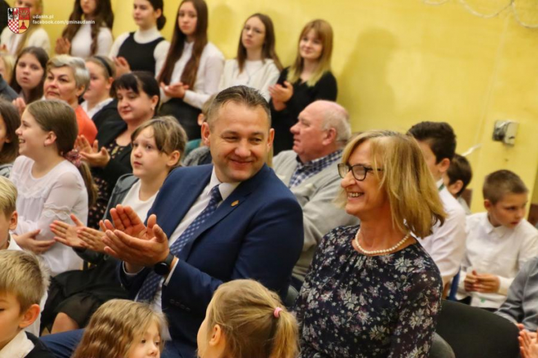 Pasowanie na ucznia w Szkole Podstawowej im. Jana Pawła II w Ujeździe Górnym