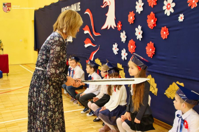 Pasowanie na ucznia w Szkole Podstawowej im. Jana Pawła II w Ujeździe Górnym