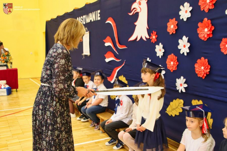 Pasowanie na ucznia w Szkole Podstawowej im. Jana Pawła II w Ujeździe Górnym