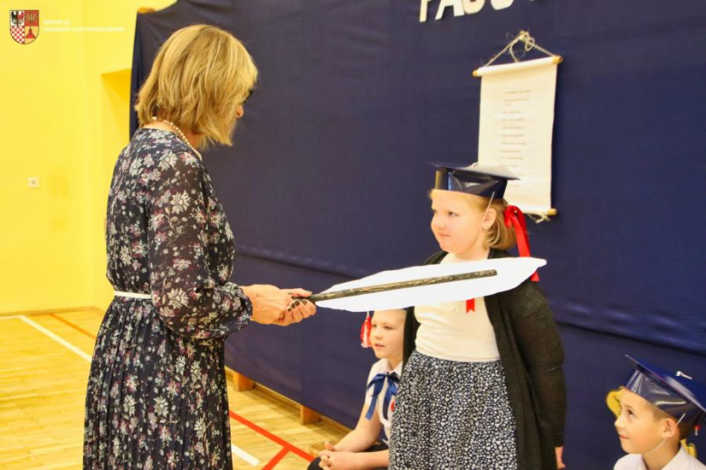 Pasowanie na ucznia w Szkole Podstawowej im. Jana Pawła II w Ujeździe Górnym
