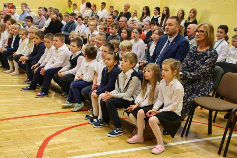 Pasowanie na ucznia w Szkole Podstawowej im. Jana Pawła II w Ujeździe Górnym
