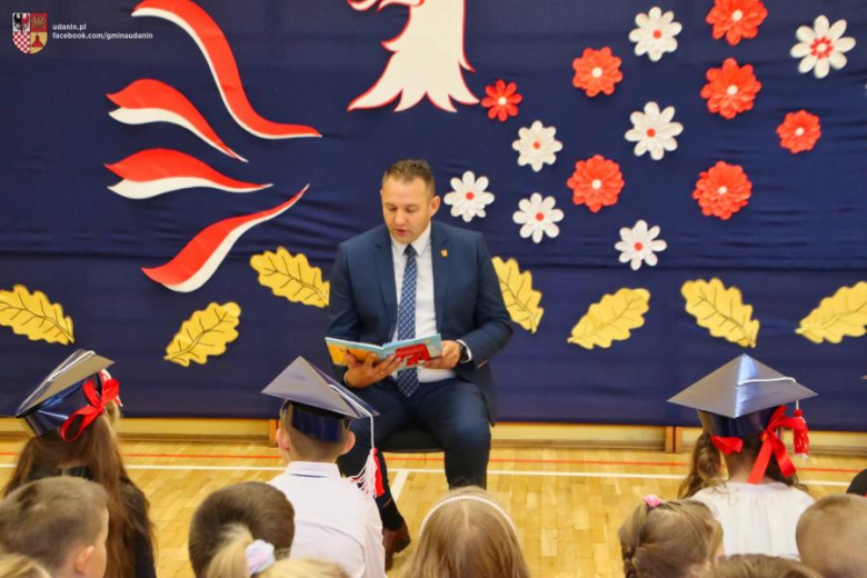 Pasowanie na ucznia w Szkole Podstawowej im. Jana Pawła II w Ujeździe Górnym