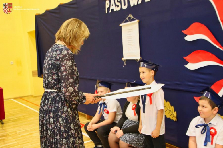 Pasowanie na ucznia w Szkole Podstawowej im. Jana Pawła II w Ujeździe Górnym