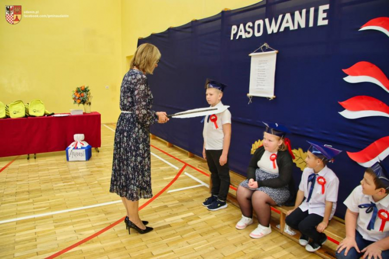 Pasowanie na ucznia w Szkole Podstawowej im. Jana Pawła II w Ujeździe Górnym
