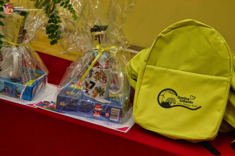 Pasowanie na ucznia w Szkole Podstawowej im. Jana Pawła II w Ujeździe Górnym