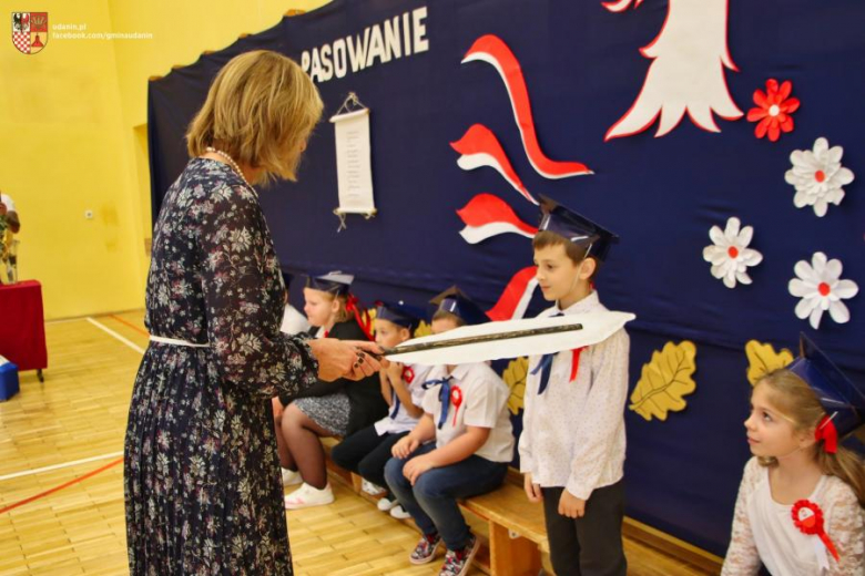 Pasowanie na ucznia w Szkole Podstawowej im. Jana Pawła II w Ujeździe Górnym