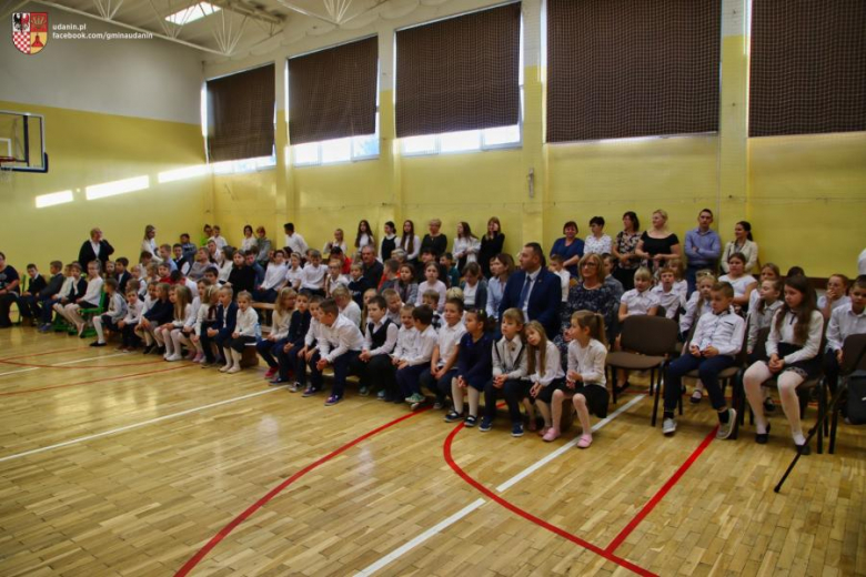 Pasowanie na ucznia w Szkole Podstawowej im. Jana Pawła II w Ujeździe Górnym