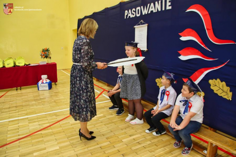 Pasowanie na ucznia w Szkole Podstawowej im. Jana Pawła II w Ujeździe Górnym