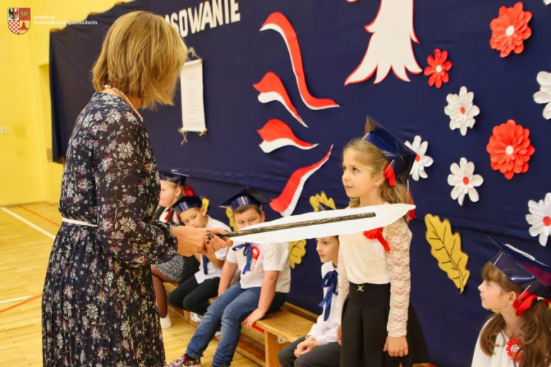 Pasowanie na ucznia w Szkole Podstawowej im. Jana Pawła II w Ujeździe Górnym