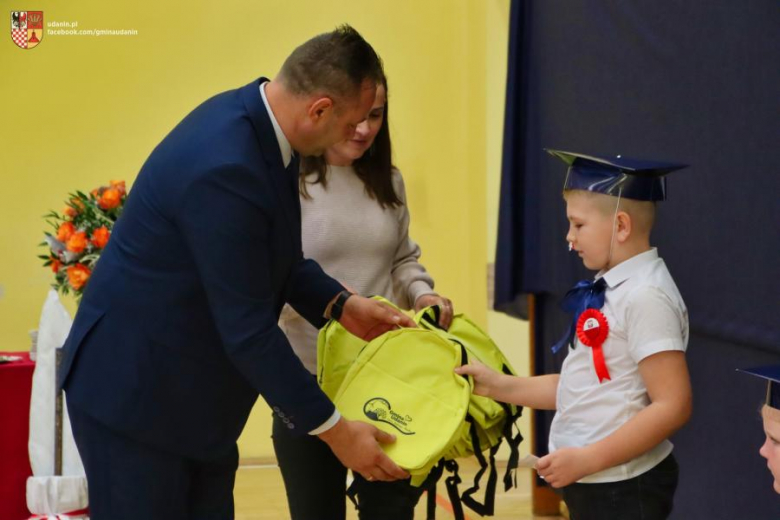 Pasowanie na ucznia w Szkole Podstawowej im. Jana Pawła II w Ujeździe Górnym