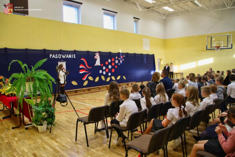 Pasowanie na ucznia w Szkole Podstawowej im. Jana Pawła II w Ujeździe Górnym