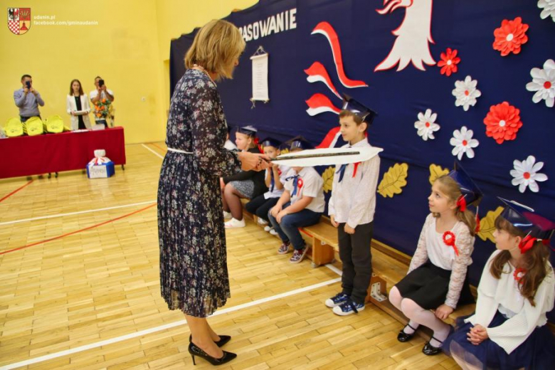 Pasowanie na ucznia w Szkole Podstawowej im. Jana Pawła II w Ujeździe Górnym