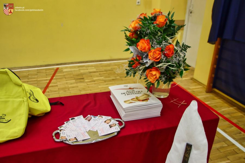 Pasowanie na ucznia w Szkole Podstawowej im. Jana Pawła II w Ujeździe Górnym