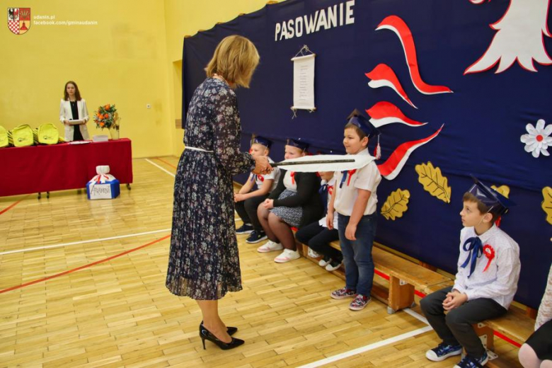 Pasowanie na ucznia w Szkole Podstawowej im. Jana Pawła II w Ujeździe Górnym