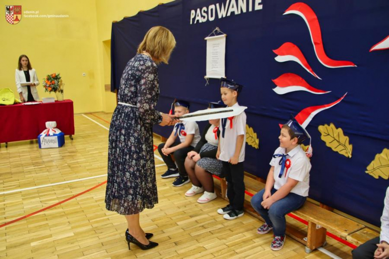 Pasowanie na ucznia w Szkole Podstawowej im. Jana Pawła II w Ujeździe Górnym