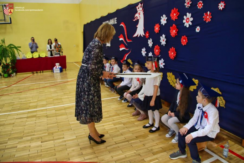 Pasowanie na ucznia w Szkole Podstawowej im. Jana Pawła II w Ujeździe Górnym