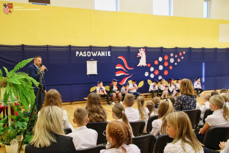 Pasowanie na ucznia w Szkole Podstawowej im. Jana Pawła II w Ujeździe Górnym