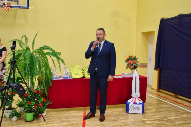 Pasowanie na ucznia w Szkole Podstawowej im. Jana Pawła II w Ujeździe Górnym