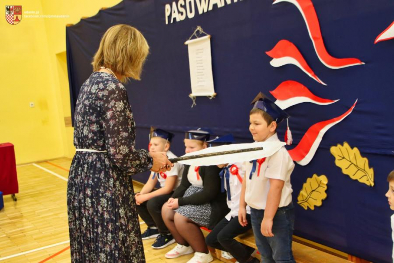 Pasowanie na ucznia w Szkole Podstawowej im. Jana Pawła II w Ujeździe Górnym
