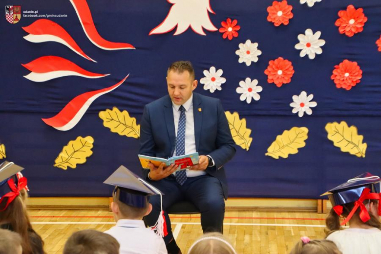 Pasowanie na ucznia w Szkole Podstawowej im. Jana Pawła II w Ujeździe Górnym