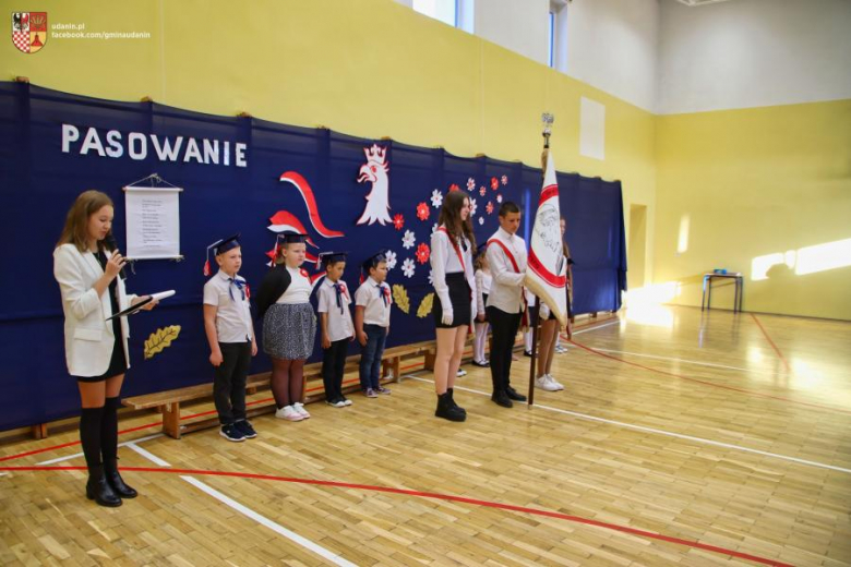 Pasowanie na ucznia w Szkole Podstawowej im. Jana Pawła II w Ujeździe Górnym