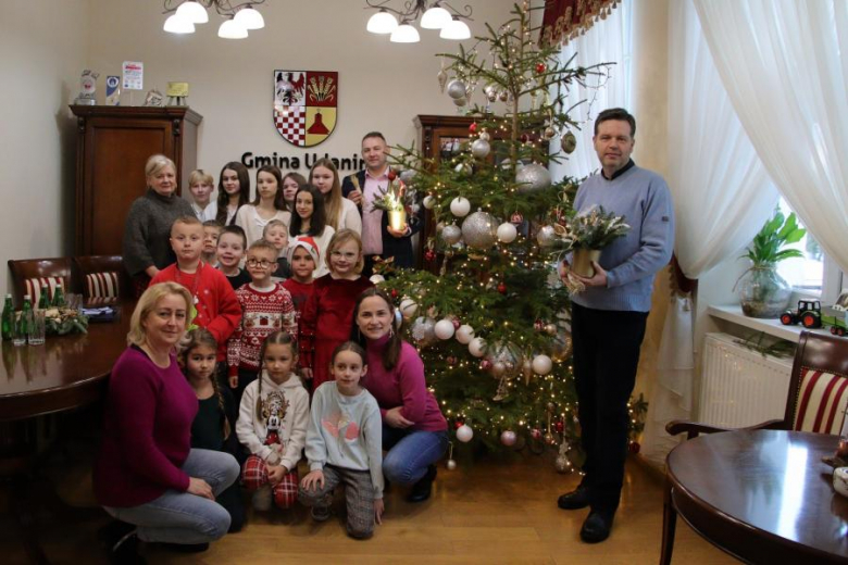 Wspólne ubieranie choinki