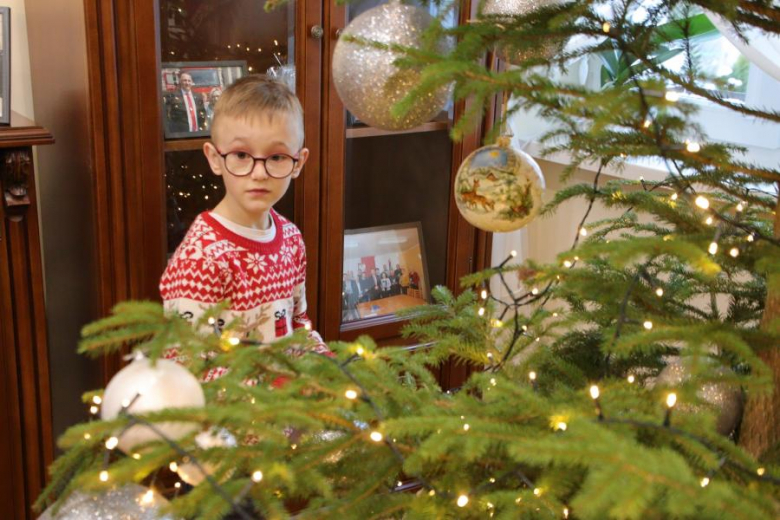 Wspólne ubieranie choinki