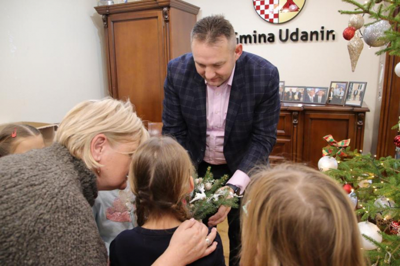 Wspólne ubieranie choinki