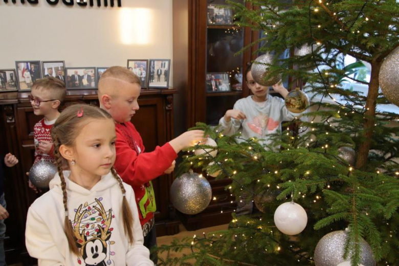 Wspólne ubieranie choinki