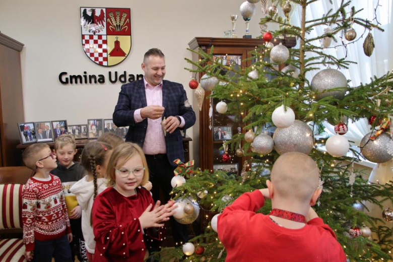 Wspólne ubieranie choinki