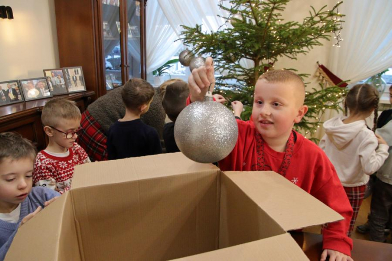 Wspólne ubieranie choinki