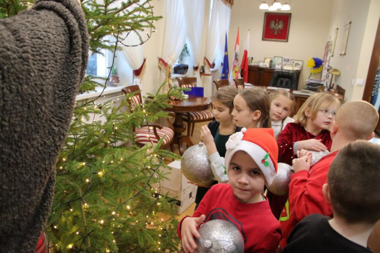 Wspólne ubieranie choinki