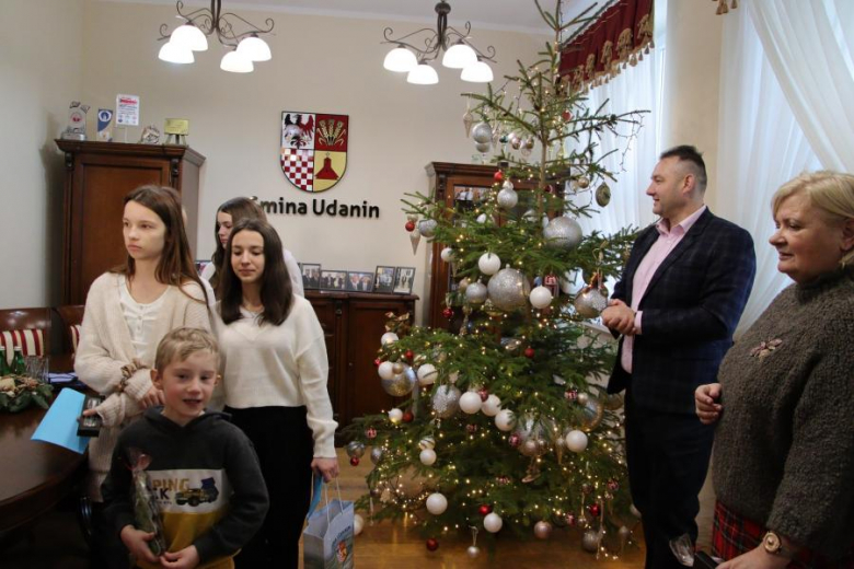 Wspólne ubieranie choinki