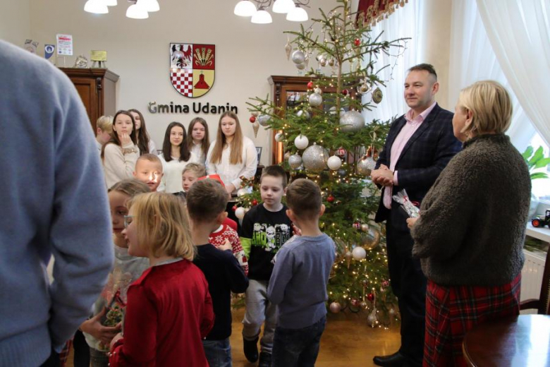 Wspólne ubieranie choinki