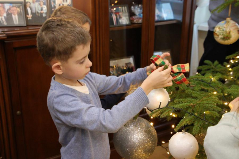 Wspólne ubieranie choinki