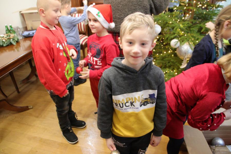 Wspólne ubieranie choinki