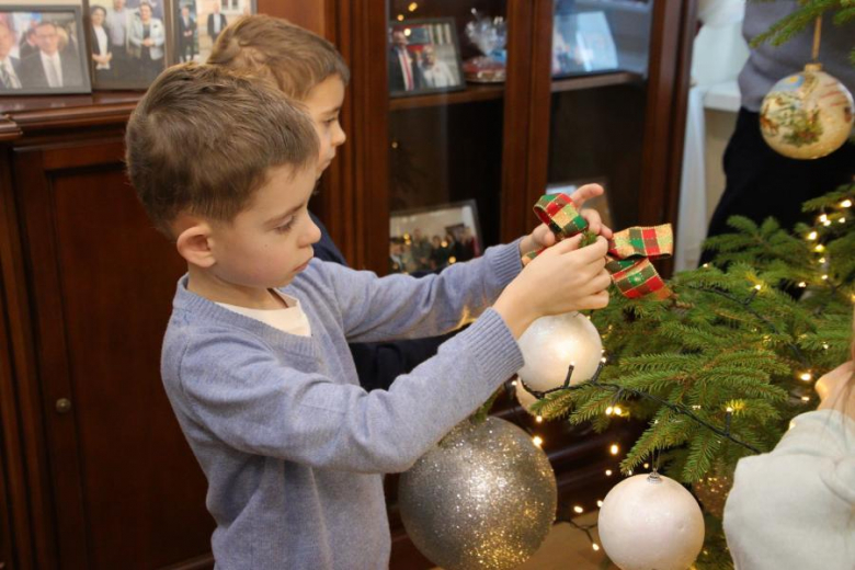 Wspólne ubieranie choinki