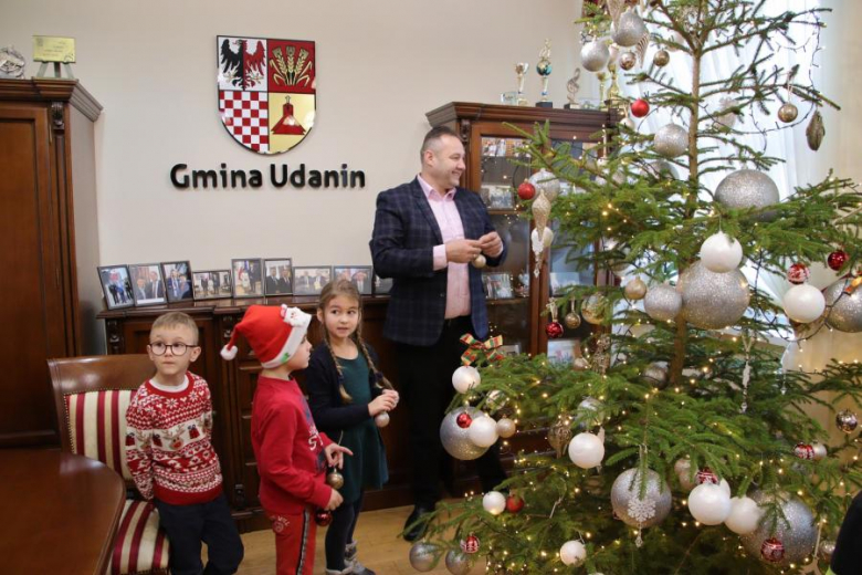 Wspólne ubieranie choinki