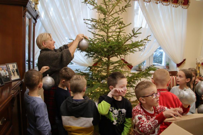 Wspólne ubieranie choinki