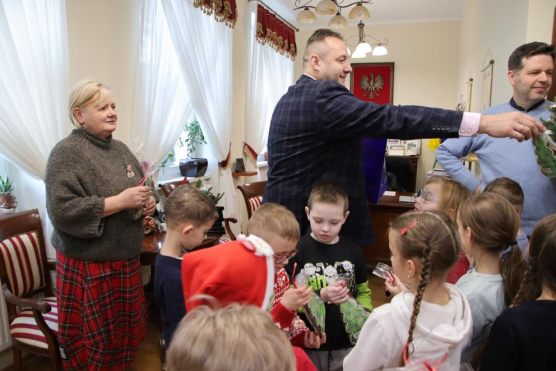 Wspólne ubieranie choinki