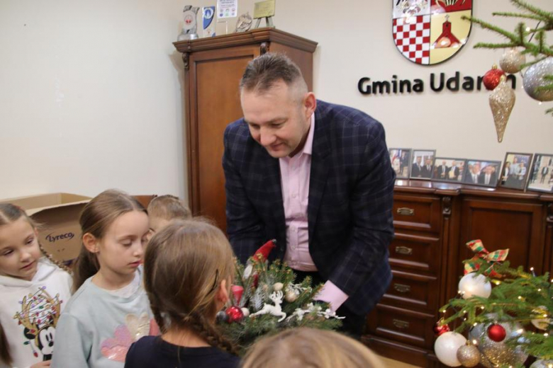 Wspólne ubieranie choinki